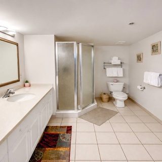 Suite bathroom thumbnail