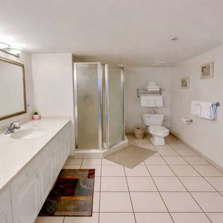 Suite bathroom second view thumbnail