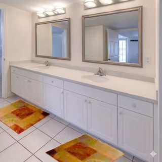 Suite bathroom third view thumbnail